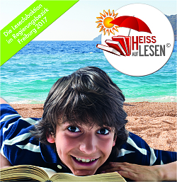 Plakat der Leseclubaktion
Ein Junge liegt im Sand, im Hintergrund das Meer. Er drückt das Kinn seines lachenden Gesichts auf ein aufgeschlagenes Buch. 