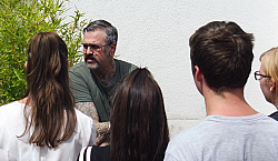 Im Schlachthof Lahr sitzt der Dortmunder Buchautor Sascha Bisley vor seinen Zuhörern und beantwortet Fragen.
