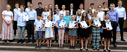 Preisträger der Musikmedaille der Stadt Lahr:&#13;&#10;Gruppenbild aller Preisträger der Musikmedaille der Stadt Lahr auf den Stufen vor dem alten Scheffelgymnasium. 