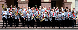 Preisträger der Ensemblemusikmedaille in Gold der Stadt Lahr:&#13;&#10;Die Musiker der Stadtkapelle Lahr stehen in grauer Uniform auf den Stufen des ehemaligen Scheffelgymnasiums. 