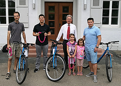 Die interaktive Schatzsuche "Finde dein Fahrrad" hat drei Gewinner.
Vor dem Rathaus 1 gruppieren sich mit Oberbürgermeister Dr. Wolfgang G. Müller die Gewinner mit den neuen Fahrrädern. 