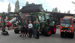 Der Bau- und Gartenbetrieb Lahr hat neue Fahrzeuge erhalten. Oberbürgermeister Dr. Wolfgang G. Müller steht mit Herbert Schneider vom BGL und weiteren Mitarbeitern vor den drei neuen Fahrzeugen. 