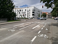 Neue Radabbiegespuren in der Max-Planck-Straße, frisch aufgezeichnet auf der Straße. 