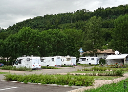 Der Wohnmobilstellplatz in den Breitmatten Lahr.&#13;&#10;&#13;&#10;Blick auf den Stellplatz mit einigen Wohnmobilen. Im Hintergrund der grüne Wald. 