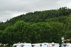 Der Wohnmobilstellplatz in den Breitmatten Lahr.&#13;&#10;&#13;&#10;Blick auf den Stellplatz mit einigen Wohnmobilen. Im Hintergrund der grüne Wald. 