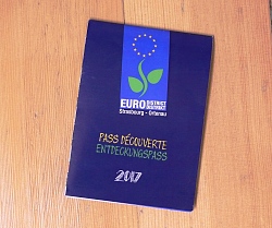 Foto von einem Eurodistrikt-Entdeckerpass. Es ist ein dunkelblaues Heftchen mit dem Logo des Eurodistrikts.