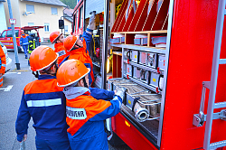 Die Jugendfeuerwehr der Stadt Lahr gründet eine Kindergruppe.
Vor einem offenen Feuerwehrfahrzug stehen vier Kinder, in blauer Feuerwehruniform mit Helm gekleidet, die einen Schlauch aus dem Fahrzeug entnehmen. 