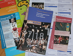 Das Spielzeit-Magazin 17/18 des Kulturamt Lahrs ist erscheinen.
Das Bild zeigt das Magazin auf anderen Plakaten, die verschiedene Lahrer Veranstaltungsreihen bewerben.