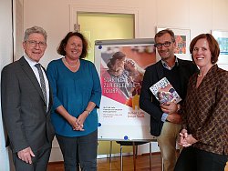 Bei der Pressekonferenz zur Vorstellung der Lahrer Innenstadtkampagne &#34;Außen Lahr. Innen Stadt.&#34; von links nach rechts: Oberbürgermeister Dr. Wolfgang G. Müller, Friederike Ohnemus, Leiterin der Abteilung Ratsangelegenheiten, Öffentlichkeitsarbeit und Stadtmarketing, Michael Schmiederer, erster Vorsitzender der Werbegemeinschaft Lahr und Martina Mundinger vom Stadtmarketing. 