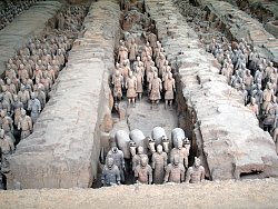 Die VHS Lahr lädt zu einem Vortrag über die Seidenstraße. Das Bild zeigt die legendäre Terrakotta-Armee, mit den Statuen mehrerer Soldaten.