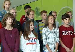Bei der Einweihungsfeier des Erweiterungsbau der Otto-Hahn-Realschule Lahr sang der Schulchor. Das Bild zeigt mehrere jugendliche Mitglieder des Chors. 