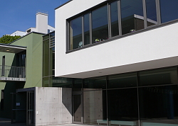Die Otto-Hahn-Realschule Lahr hat einen Erweiterungsbau erhalten. Das Bild zeigt den Übergang von altem Gebäude zu neuem Bau. 