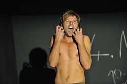 Das Stadttheater Lahr zeigt die Leiden des jungen Werther.
Das Bild zeigt den jungen Werther mit freiem Oberkörper, der die Hände gekrampft nach oben nimmt und schreit. 