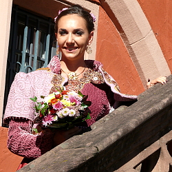  Die neue Chrysanthemenkönigin 2017 präsentiert sich mit Blumenstrauß auf der Treppe des Alten Rathaus. 