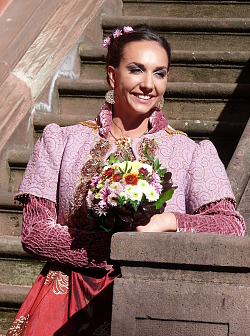 Chrysanthema 2017 / Stadt Lahr: 
Lea Johanna I. präsentiert sich noch ungekrönt in vollem Ornat auf der Treppe des Alten Rathauses. 