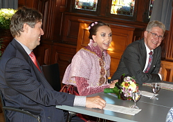 Chrysanthema 2017 / Stadt Lahr: 
Die neue Chrysanthemenkönigin Lea Johanna I. stellt sich den Fragen der Presse. Sie ist umringt von Ulrich Kleine, Vorstand des E-Werks Mittelbaden, und Oberbürgermeister Dr. Wolfgang G. Müller, die beide herzlich lachen. 