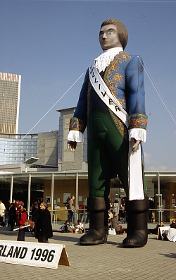 In der VHS findet ein Vortrag über Irlands Literatur statt. Das Bild zeigt einen überdimensionalen Gulliver aus Gullivers Reisen. 