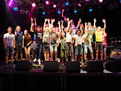 Die Musikschule Lahr veranstaltet ein Bandkonzert. Auf der Buehne springen junge Musiker in die Luft. 