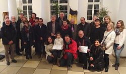 Bei der Chrysanthema 2017 schmücken Blütenwagen den Chrysanthemenrundweg. Das Bild zeigt die Prämierten als Gruppe in der Säulenhalle des Rathauses I. 