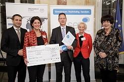 Preisverleihung zur Initiative "Meine.Deine.Eine Welt". v.l.n.r.: Philipp Keil, geschäftsführender Vorstand der Stiftung Entwicklungs-Zusammenarbeit Baden-Württemberg (SEZ); Marlies Llombart, Stadträtin und ehrenamtliche Vertreterin des Oberbürgermeisters; Manfred Kaiser, Leiter der Stabsstelle Umwelt und des Agendabüros; Annette Turmann, Projektleiterin der Servicestelle Kommunen in der Einen Welt (SKEW) von Engagement Global; Gisela Erler, Staatsrätin für Zivilgesellschaft und Bürgerbeteiligung im Staatsministerium Baden-Württemberg