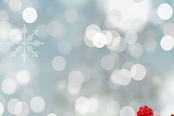 Zu sehen ist ein roter Sack mit einem weißen Fellrand. Er ist gefüllt mit vielen in rot-weißem Geschenkpapier verpackten Geschenken. Im Hintergrund Schneeflocken.