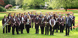 Der Musikverein Kuhbach spielt auf der Chrysanthema. Die Musiker präsentieren sich als Gruppe mit Instrumenten im Stadtpark Lahr dem Fotografen. 