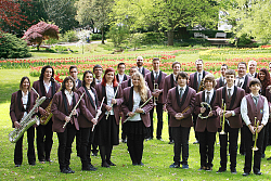 Der Musikverein Kuhbach spielt auf der Chrysanthema. Die Musiker präsentieren sich als Gruppe mit Instrumenten im Stadtpark Lahr dem Fotografen. 