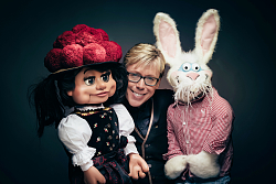 Zu sehen ist der bekannte Unterhalter, Sänger und Bauchredner Hansi Vogt mit zwei großen Puppen, einem Schwarzwaldmädli und einem Hasen.