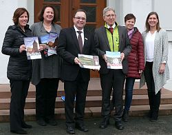 OB Dr. Müller und Bürgermeister Schäfer präsentieren die Tourismusbroschüre vor dem Lahrer Rathaus zusammen mit den Mitverantwortlichen der Stadt Lahr Friederike Ohnemus, Martina Mundinger, Katja Hess und Carla Singler von Seelbach.