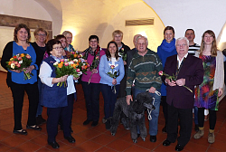 Die Jubilare, die sich ehrenamtlich im Mehrgenerationenhaus lahr engagieren, haben sich zu einem Gruppenbild aufgestellt. Mit dabei ist auch der Blindenhund Annabell. 