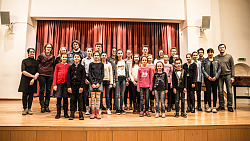 Schüler der Städtischen Musikschule Lahr, die erfolgreich bei Jugend musiziert teilnahmen, gruppieren sich im Konzertsaal der Musikschule zusammen mit ihren Lehrkräften zu einem Gruppenbild. 