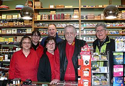 Das Foto zeigt von links nach rechts hinter dem Bedientresen im Tabakhaus: Mitarbeiterin Iris Schalk, Carmen Tittel, Monika Hoffmann, Frank Ludewig, Siegfried Hoffmann und Oberbürgermeister Dr. Wolfgang G. Müller.
