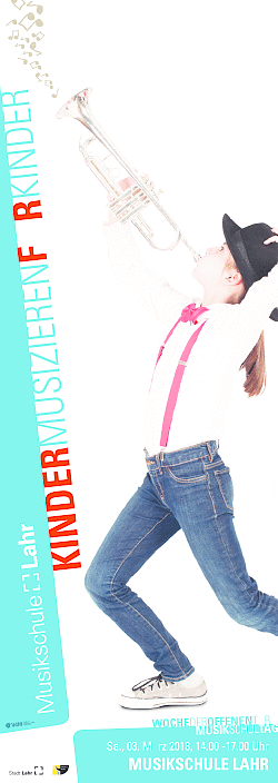 Auf dem Bild ist das Plakat des Kinderkonzerts der Woche der offenen Tür an der Städtischen Musikschule Lahr abgebildet. Das Plakat zeigt ein Kind in Jeans, weißem Hemd und roten Hosenträger. Es springt und hält eine Trompete in die Luft, aus der imaginäre aufgezeichnete Töne sprudeln. 