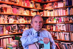 Der Alt-Oberbürgermeister Philipp Brucker von Lahr sitzt vor einer Bücherwand. 