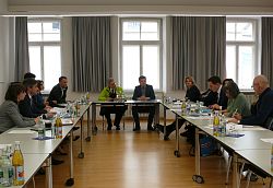 Das Bild zeigt die Teilnehmer der Pressekonferenz, sie sitzen in U-Form, in der Mitte Oberbürgermeister Dr. Wolfgang G. Müller und Wirtschaftsförderer Dr. Jochen Siegele