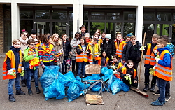 Kinder des Lahrer Max-Planck-Gymnasium haben sich im Pausenhof der Schule zu einem Gruppenbild versammelt. Sie tragen gelbe Warnwesten. Vor ihnen blaue Säcke mit Müll. Zum Gruppenbild gesellt sich hinten in der Mitte Oberbürgermeister Dr. Wolfgang G. Müller. 