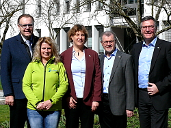 Die Macher des Landesmusikfestivals posieren in der Parkanlage des Lahrer Rathauses für ein Gruppenfoto.
