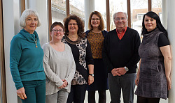 Zum Gruppenfoto gruppieren sich von links: Michèle Henno (Greta Centre Alsace), Dr. Bianca Kossmann (Lehrkraft), Carmen Wenkert und Carolin Jais (VHS Lahr), Jean-Pierre Ingold und Petra Goncalves (Lehrkräfte)