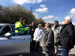 Um ein Auto mit geöffneter Fahrertür stehen die Teilnehmenden des Fahrsicherheitstraining für Senioren (von links): Sicherheitstrainer Jörg Meinlschmidt, Walter Ohnmacht, Monika Weismann, Evelyn Obert, Regina Ducksch, Peter Josef Spitzmüller und Hermann Burger