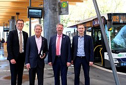 Auf dem Foto sehen Sie von links: Tobias Harms (Technischer Vorstand der SWEG), Oberbürgermeister Dr. Wolfgang G. Müller, Baubürgermeister Tilmann Petters und Wolfgang Bumann (Leiter SWEG-Verkehrsbetrieb Mittelbaden-Lahr).  

