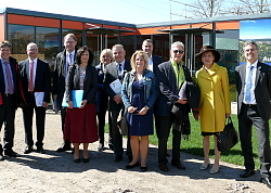 LGS 2018: Eröffnungs-Pressekonferenz
Gruppenbild von OB, Staatssekretärin und Sponsoren vor dem Lahr-Pavillon auf dem LGS-Gelände. 