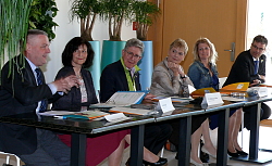 LGS 2018: Eröffnungs-Pressekonferenz

Das Bild zeigt das Podium mit Dr. Wolfgang G. Müller und Staatssekretärin Friedlinde Gurr-Hirsch in der Mitte. 