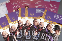 Das Bild zeigt mehrere Programmhefte des Aboprogramms. 