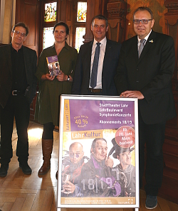 Stellen das neue Abo-Programm vor: Kulturamtsleiter Gottfried Berger, Yvonne Berndt vom Kulturamt, Dieter Leidinger von der Volksbank Lahr und Erster Bürgermeister Guido Schöneboom
Die Personen stehen im historischen Ratssaal von links nach rechts hinter einem Aufsteller, der für das neue Programm wirbt. 