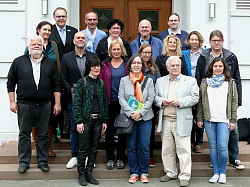 Die Veranstalter der Lahrer Literaturtage &#34;Orte für Worte&#34; haben sich auf der Rathaustreppe zu einem Gruppenbild gruppiert. 