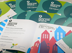 Die Programmhefte der Lahrer Literaturtage "Orte für Worte" sind aufgefächert und aufgeschlagen. 