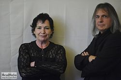 Brustbild von Eva Klinler und Volker Schäfer. Beide sind schwarz gekleidet und haben die Arme verschränkt.