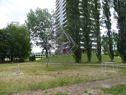 Rotes Kletternetz in einem kugelartigem Gerüst aus Stahlstreben.
