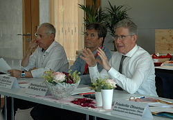 Blick auf das Podium der Chrysanthema. (von links: Richard Sottru, Ulrich Kleine vom E-Werk- Mittelbaden und Oberbürgermeister Dr. Wolfgang G. Müller). 