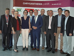 Die Sponsoren der Chrysanthema gruppieren sich vor einer großen Sponsorenwand. 